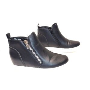 Rouge women's ankle booties side zipper black & white Size: 8